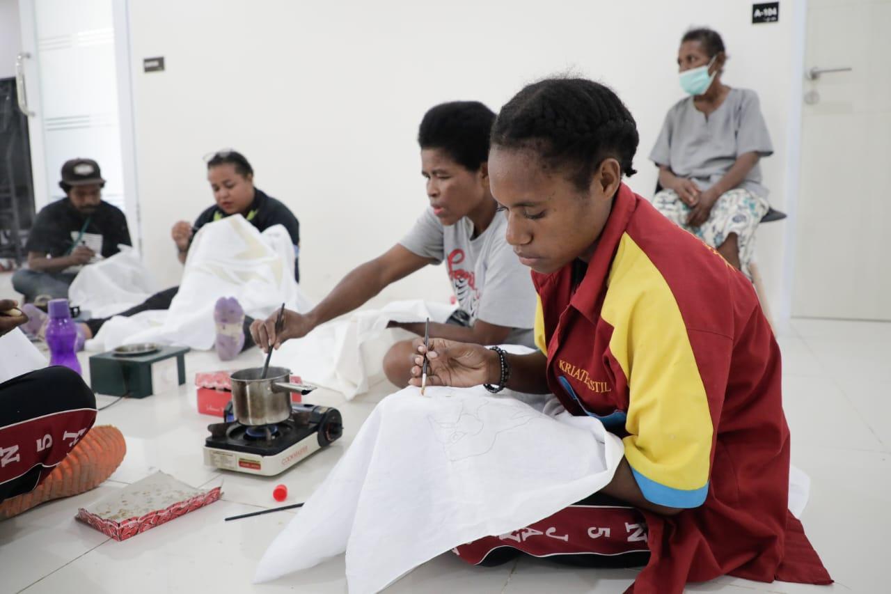 Kaum Muda di Jayapura Berlatih Membatik Motif Khas Papua di PYCH