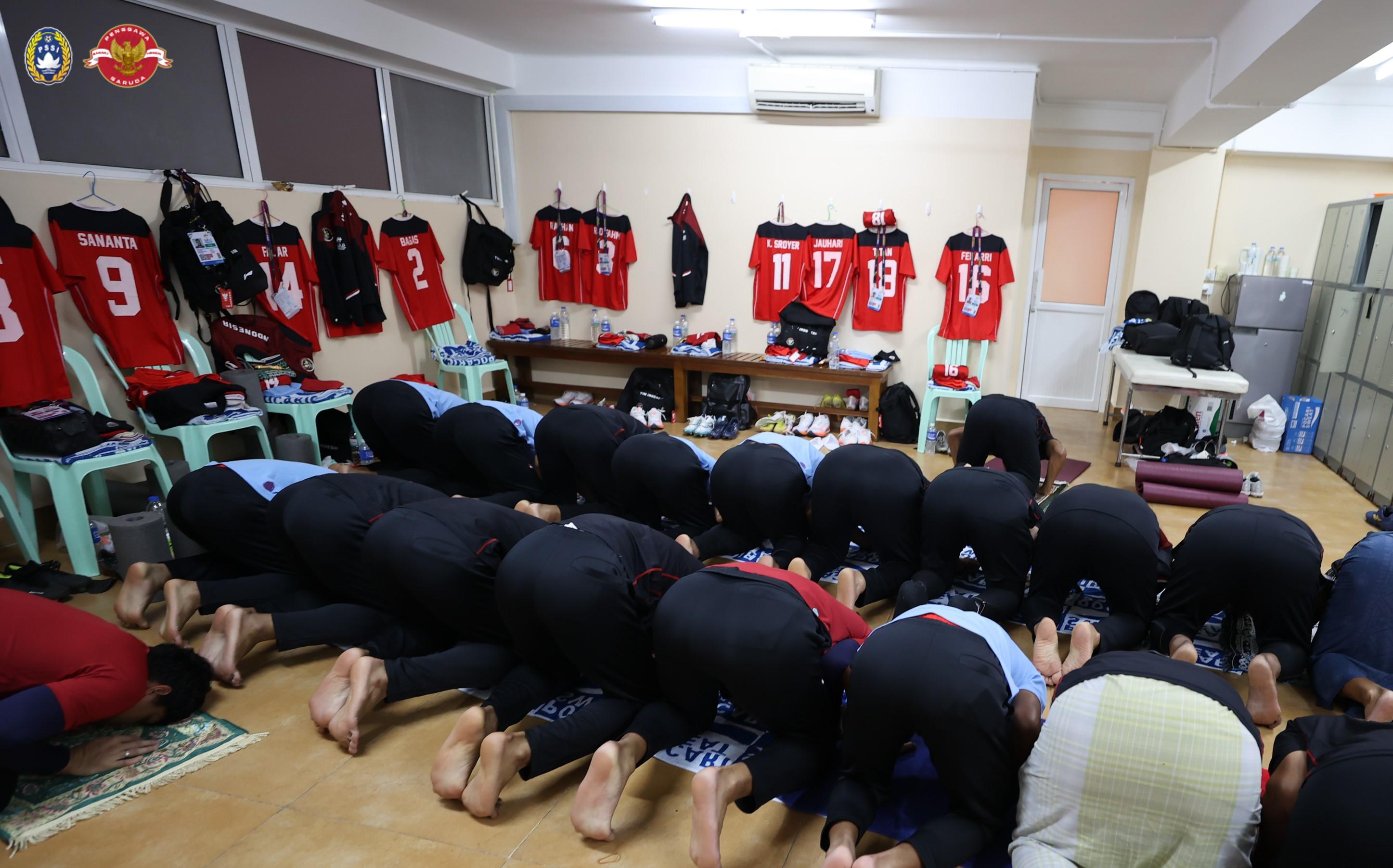 Pemain-Indonesia-salat-berjamaah.jpg