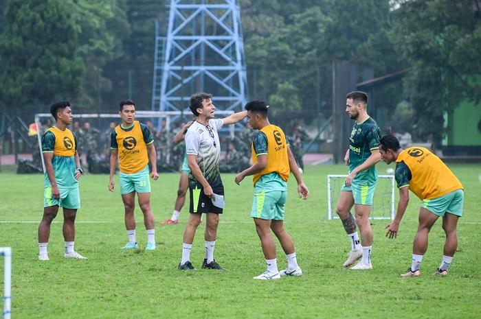 Pemain-Persib-sedang-bersiap-hadapi-Persikabo-Sabtu-1542023-malam.jpg