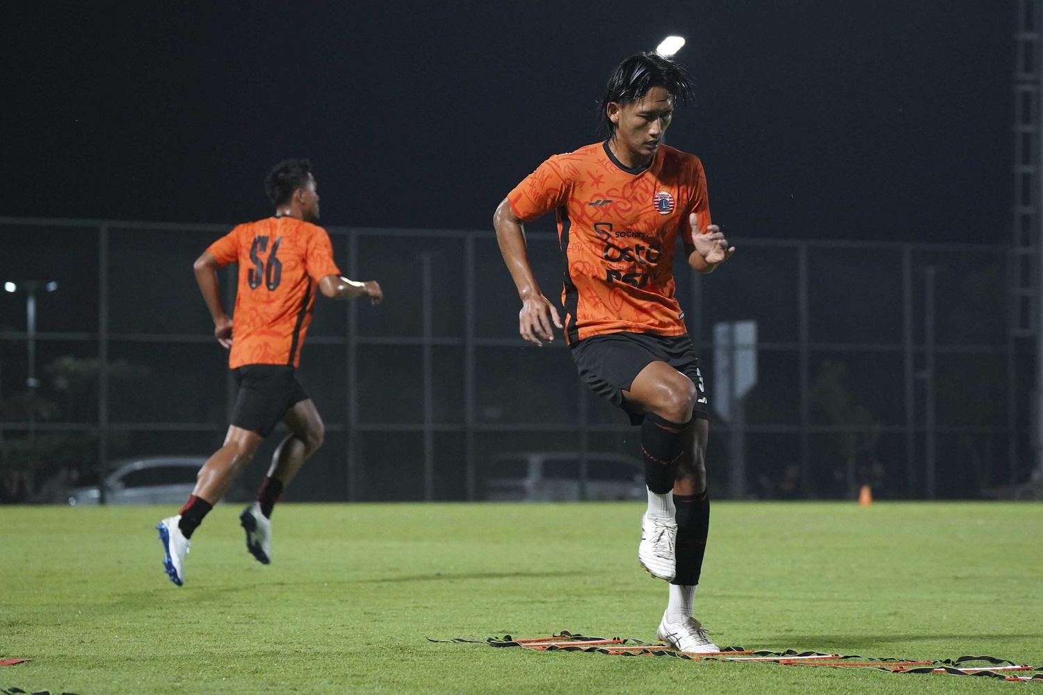 Pemain-Persija-Jakarta-gelar-latihan-di-Stadion-JIS-Senin-842024-malam.jpg