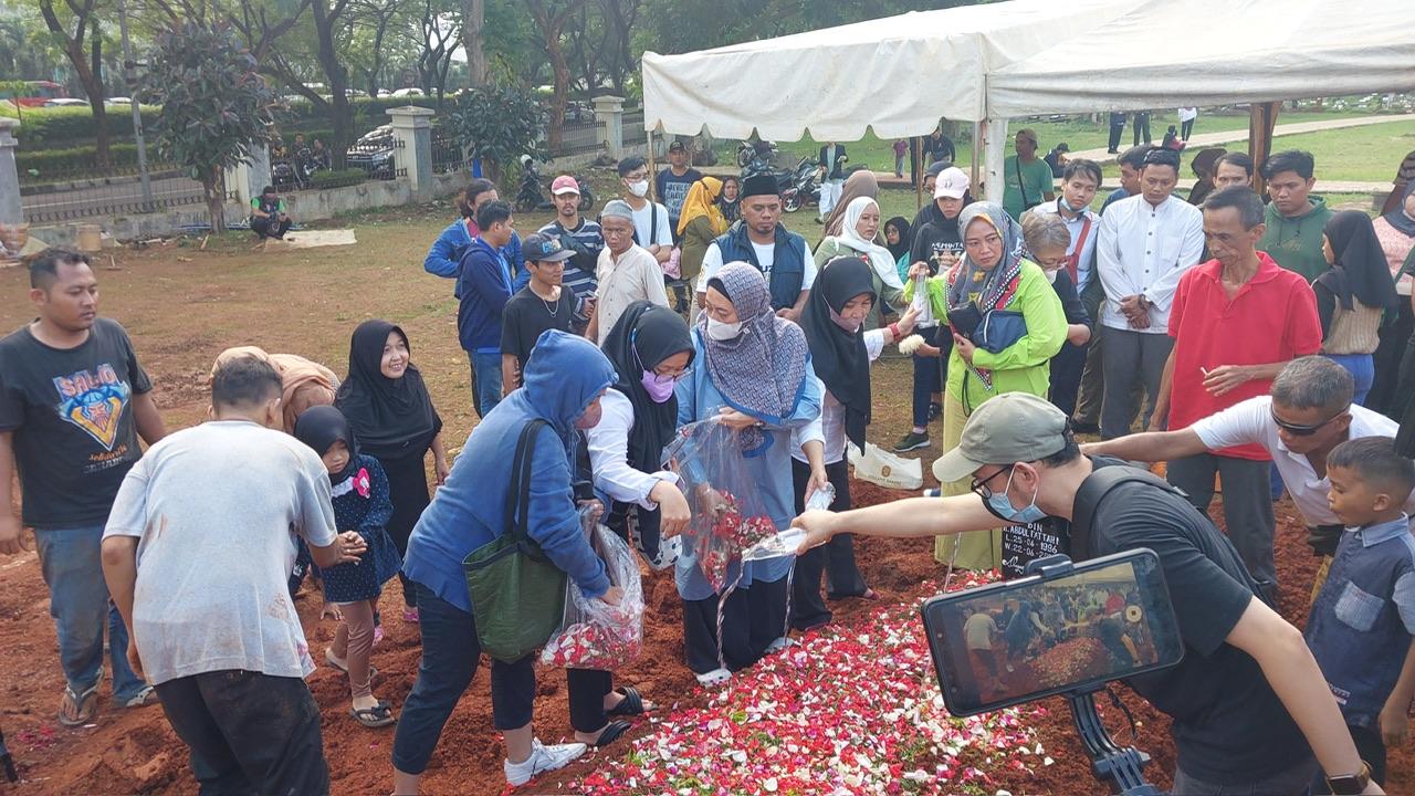 Petugas Damkar Pakai Tripod Hauling System untuk Makamkan Muhammad Fazri Pria Berbobot 300 Kilogram