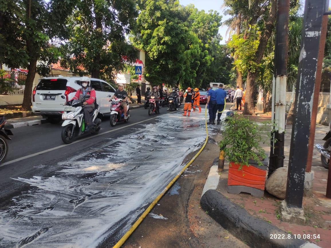 Ada Tumpahan Oli di Jalan Bina Marga Cipayung, Sejumlah Pengendara Motor  Terjatuh - Wartakotalive.com