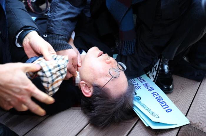 Pemimpin-oposisi-Korea-Selatan-Lee-Jae-myung-ditusuk-saat-blusukan.jpg