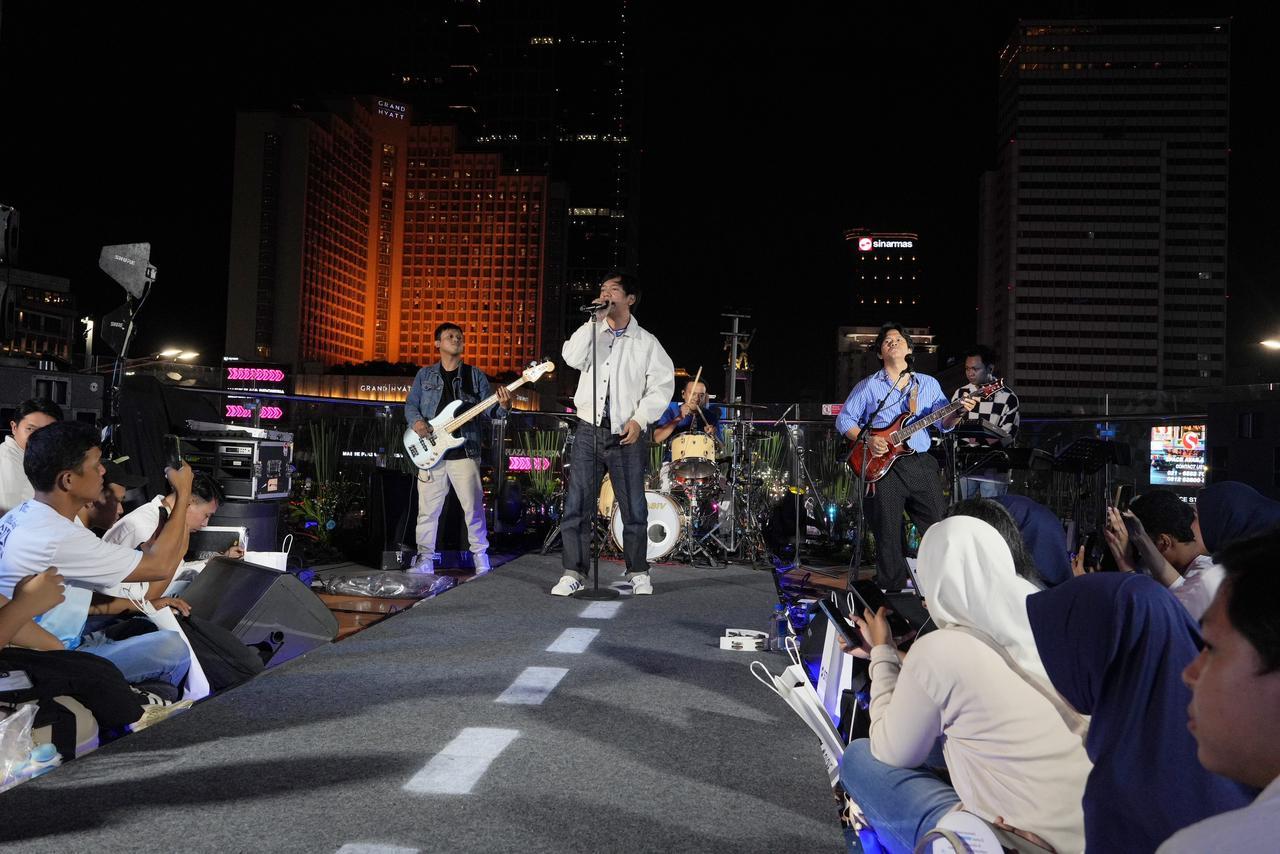 Penampilan-grup-band-DMASIV-saat-perayaan-12-tahun-dan-dua-dekade-Transjakarta.jpg