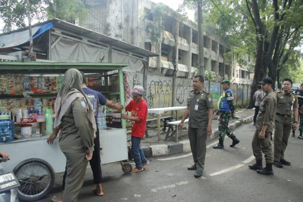 Penertiban-PKL-di-Jalan-Daan-MogotTangerang.jpg