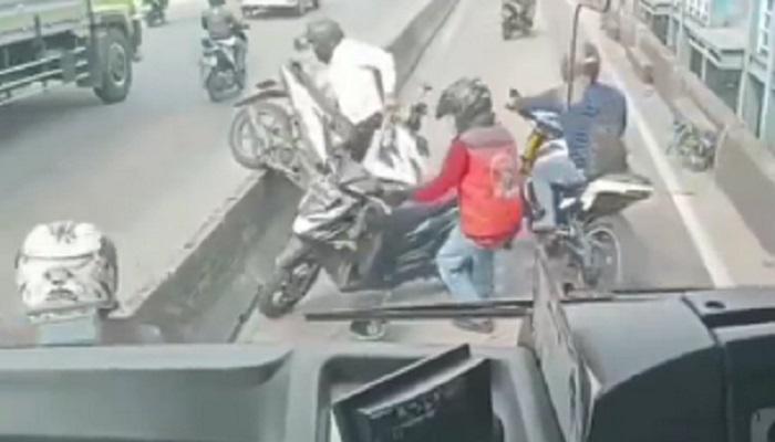 Sudah Berupaya Keras Gotong Motor, Pengendara Tetap Kena Tilang di Jalur Busway
