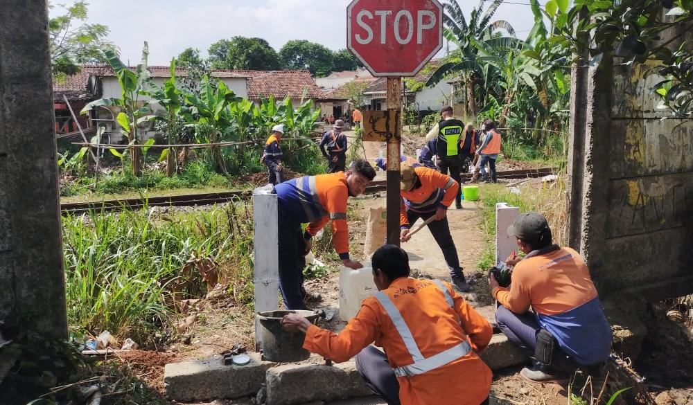 Tingkatkan Keselamatan, PT KAI Daop 1 Jakarta Tutup Perlintasan Sebidang KA Liar di Bojong Gede
