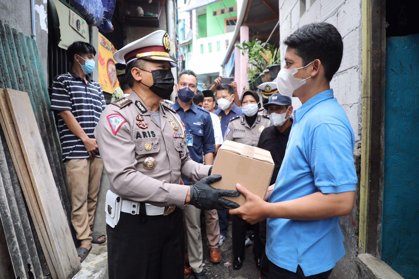 Peringati HUT Bhayangkara, Polri Bagikan 1450 Paket Sembako bagi Korban PHK di Rawa Bebek dan Cakung