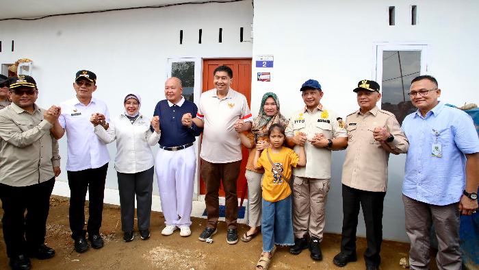 Kasatgas Tito Serahkan 120 Huntap di Tapsel, Apresiasi Pendataan Cepat Bupati
