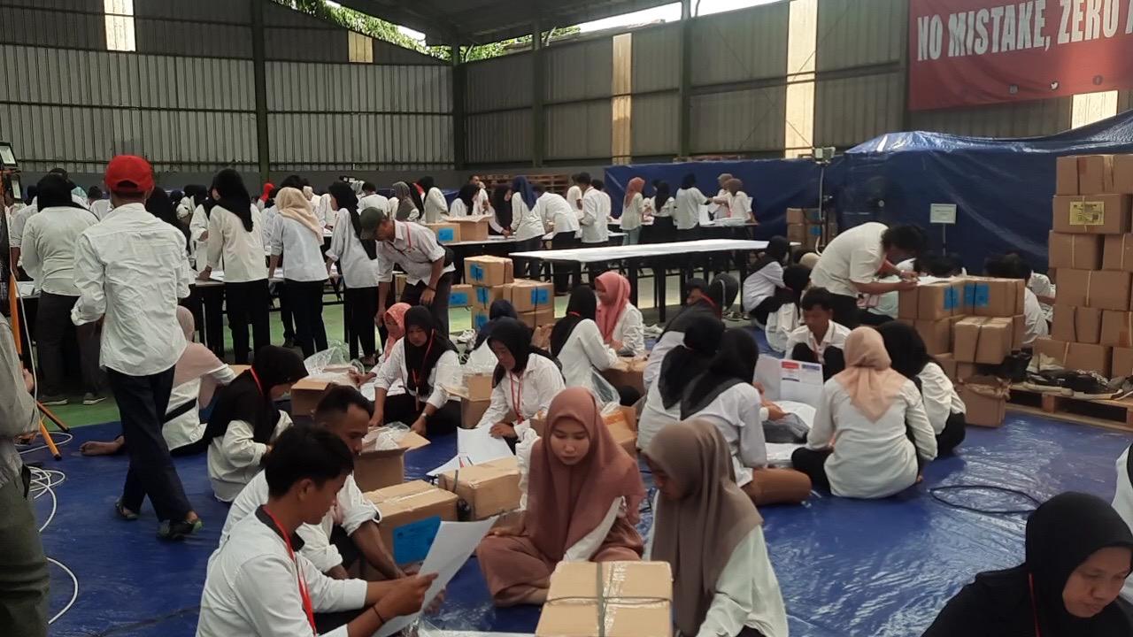 Penyortiran-maupun-pelipatan-sorlip-surat-suara-Pemilu-2024-di-Gudang-Logistik-KPU-Karawang.jpg