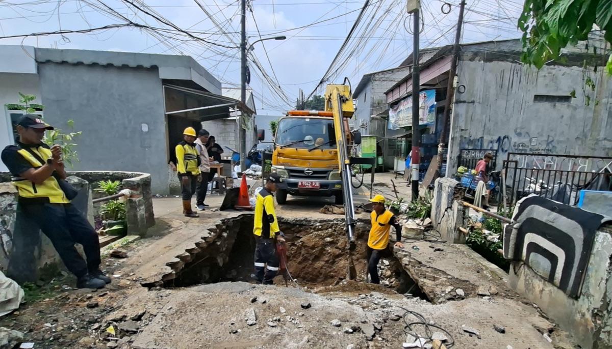 Suku Dinas Bina Marga Jakarta Timur Butuh Waktu Satu Bulan untuk Perbaiki Jembatan Amblas di Ciracas