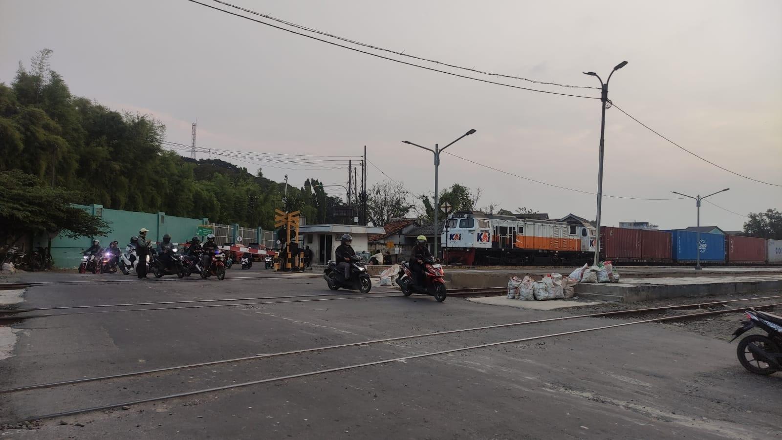 Perlintasan-KA-sebidang-di-Lemah-Abang-Cikarang-Kabupaten-Bekasi-pada-Kamis-752026.jpg