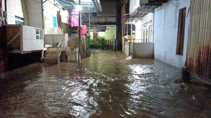 Permukiman-warga-RW-04-Cipinang-Melayu-terendam-banjir-akibat-luapan-Kali-Sunter.jpg