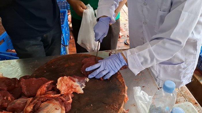 Petugas-DKPKP-Jakarta-ambil-sampel-uji-lab-daging-kurban-di-Masjid-Istiqlal.jpg