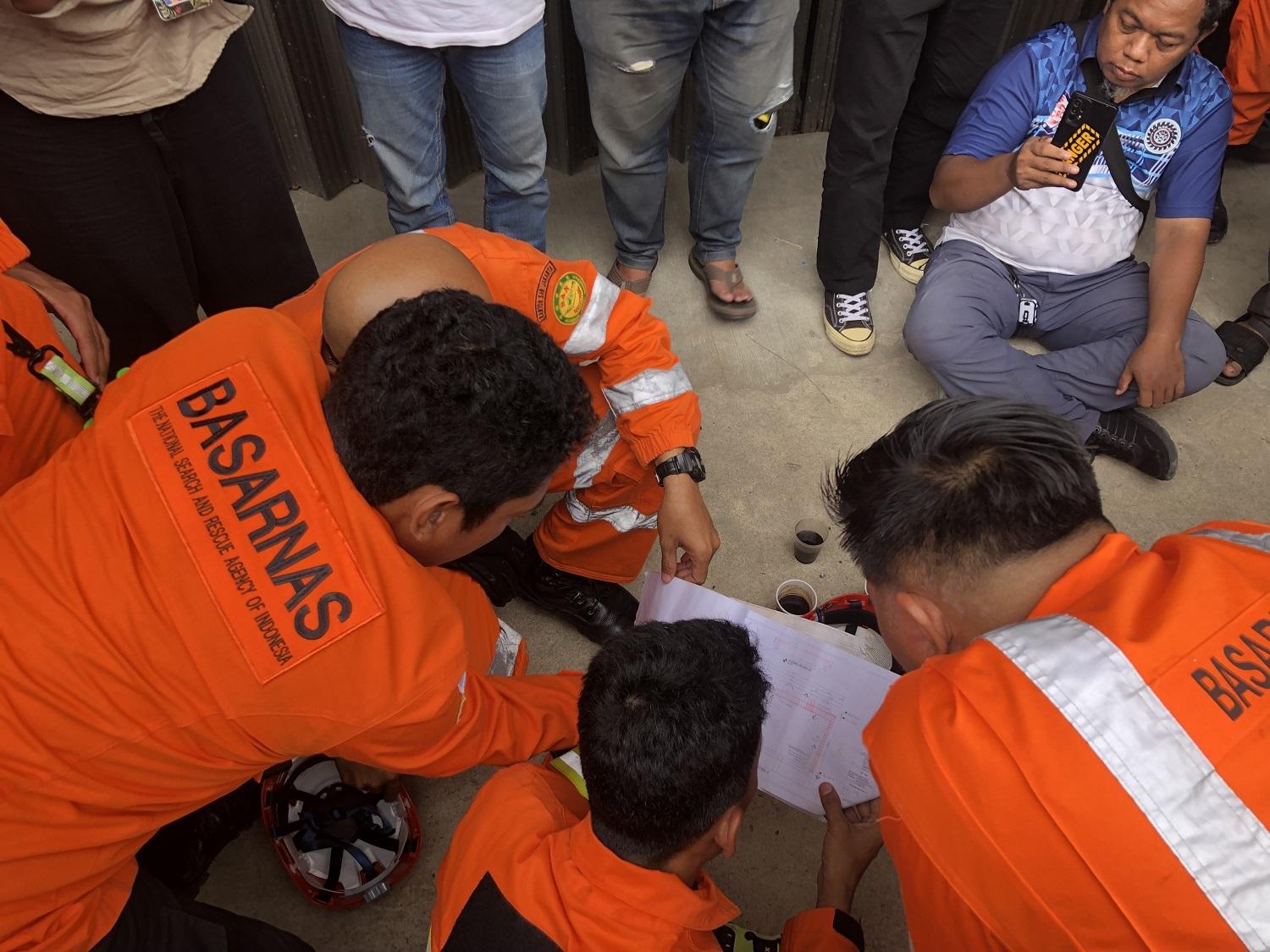 Petugas-Damkar-Kabupaten-Bekasi-dari-Basarnas-sedang-akan-evakuasi.jpg