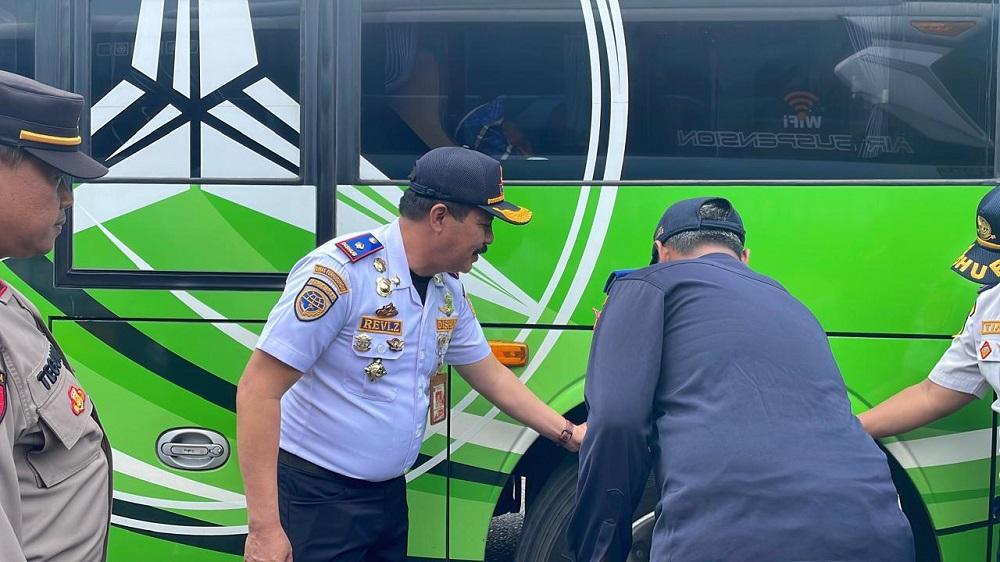 Jelang Natal dan Tahun Baru 2025, Puluhan Bus AKAP di Terminal Kalideres Dilakukan Ramp Check