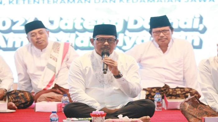 Pj-Gubernur-Jateng-Nana-Sudjana-siap-genjot-gotong-royong-atasi-kemiskinan.jpg