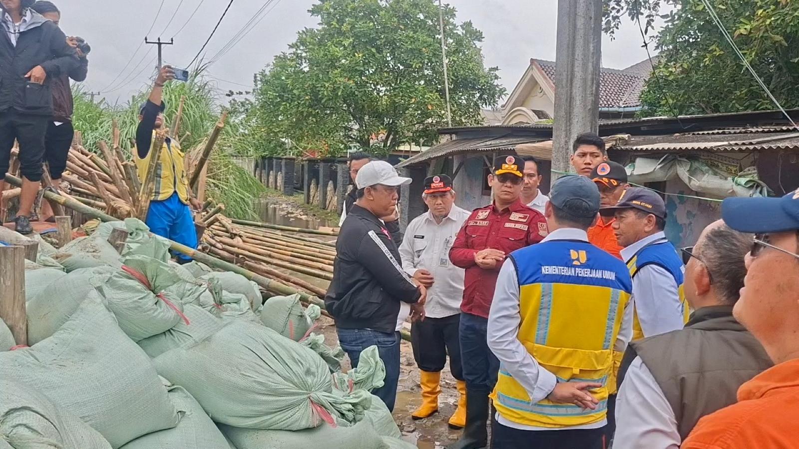 Plt-Bupati-Bekasi-dr-Asep-Surya-Atmaja-di-lokasi-tanggul-jebol-sungai-Citarum-Muaragembong.jpg