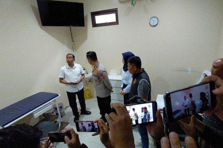 Polisi-periksa-ruangan-tempat-dokter-yang-diduga-lakukan-pelecehan-seksual-ke-pasien.jpg