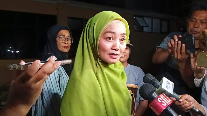 Jenguk Anaknya di Penjara, Sang Ibu Masih Tak Percaya Chandrika Chika Konsumsi Narkoba