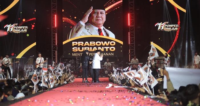 Prabowo Subianto Disambut Lautan Manusia di Milad ke-11 Ponpes Ora Aji, Dapat Hadiah Pantun