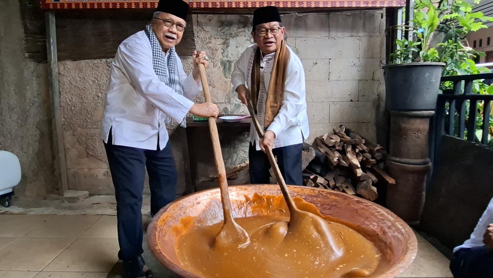 Momen Pramono dan Foke Ngaduk Dodol di Dapur Dodol Legendaris Nyak Mai: Lumayan Berat
