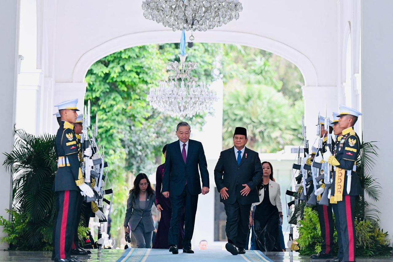 Presiden-RI-Prabowo-Subianto-menyambut-kedatangan-Tô-Lâm-Senin-1032025.jpg