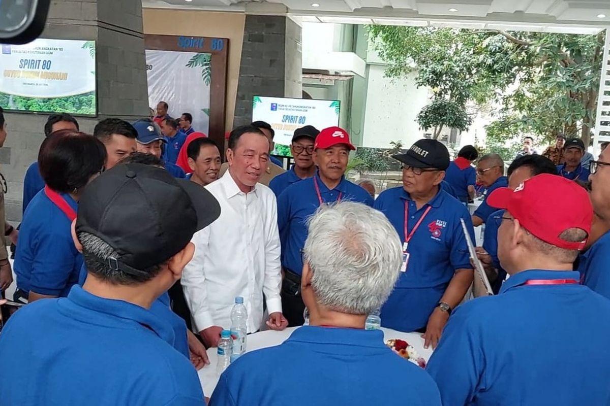 Presiden-ke-7-RI-Joko-Widodo-berbincang-dengan-teman-temannya.jpg