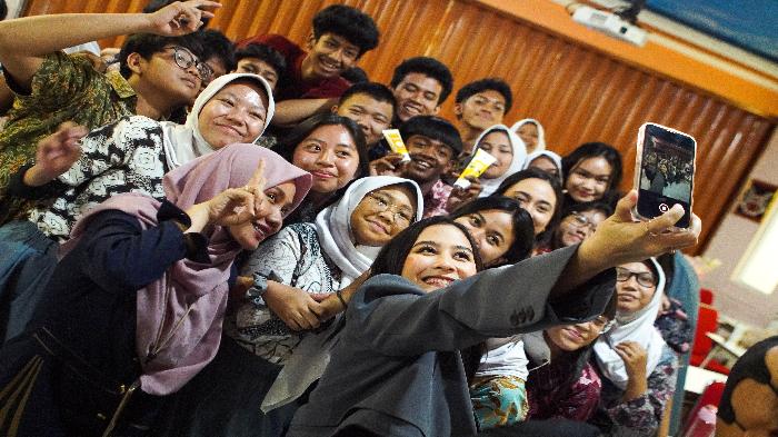 Prilly Latuconsina Sambangi SMAN 70 Jakarta, Ini Pesannya untuk Anak Bulungan