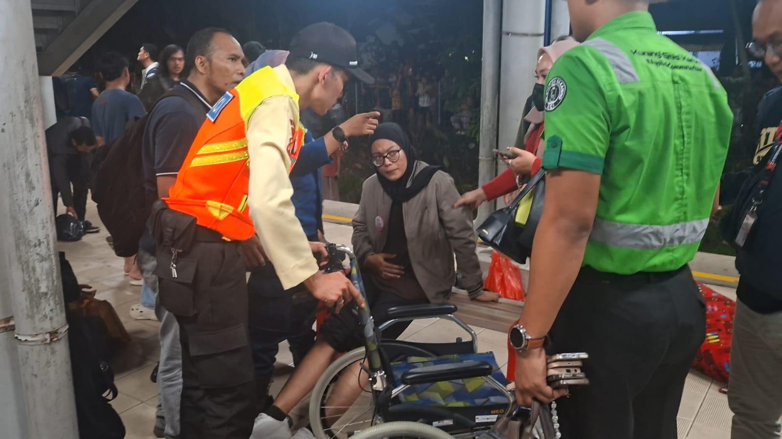Proses-Evakuasi-Kecelakaan-KA-Argo-Bromo-dengan-KRL.jpg