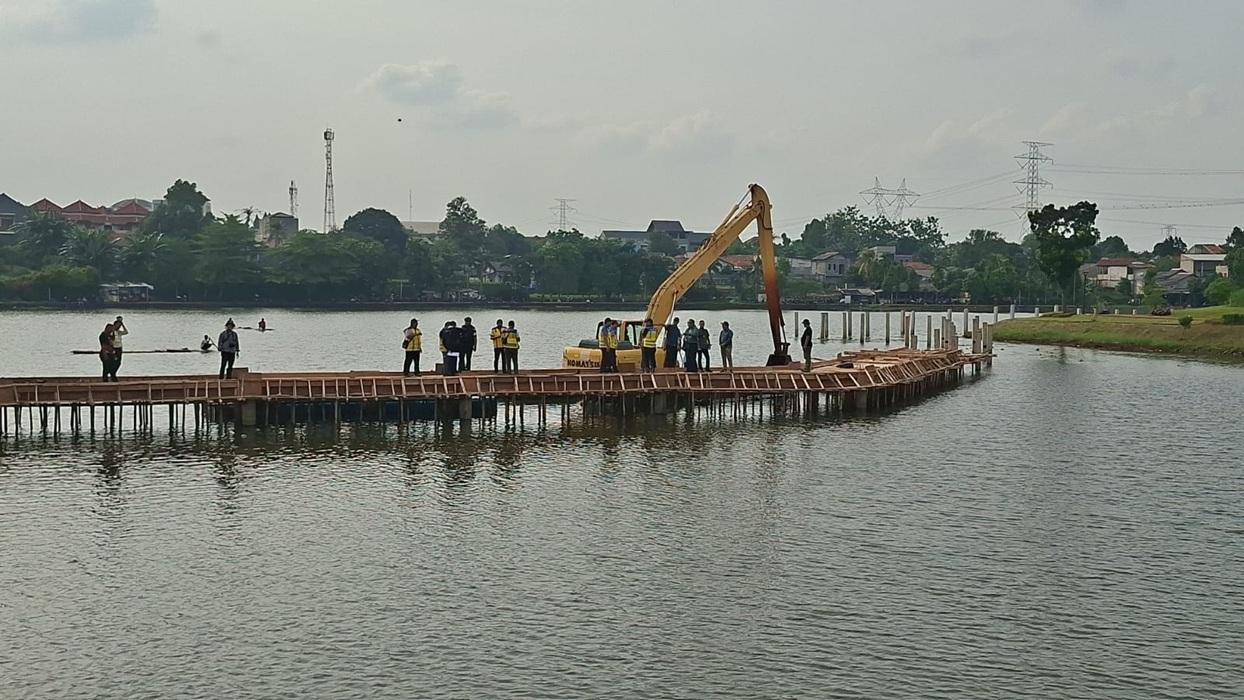 Proses-pembongkaran-bangunan-liar-di-atas-badan-air-Setu-7-Muara.jpg