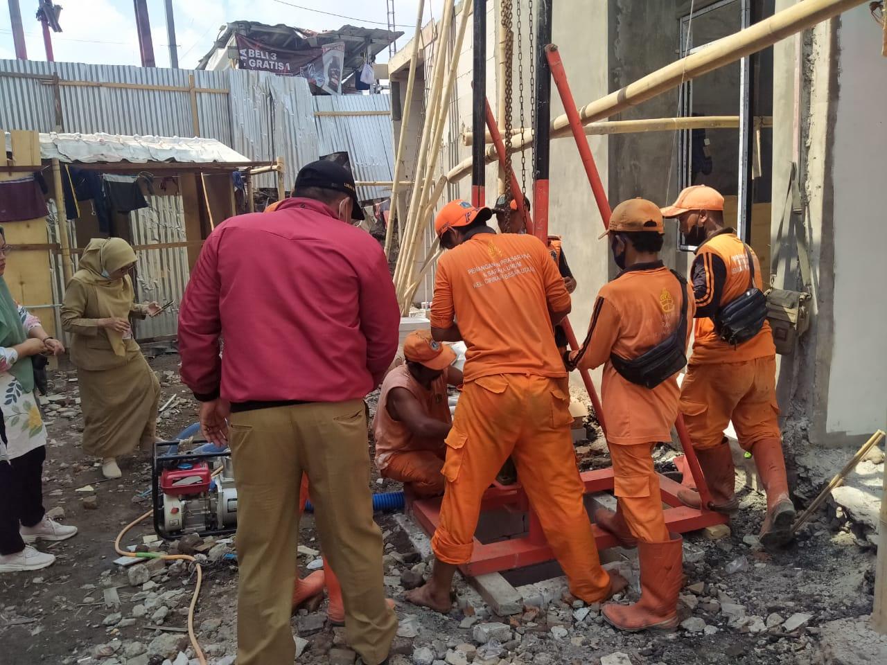 Proses-pengerjaan-sumur-resapan-di-dalam-kawasan-Kampung-Gembira-Gembrong-Jatinegara.jpg