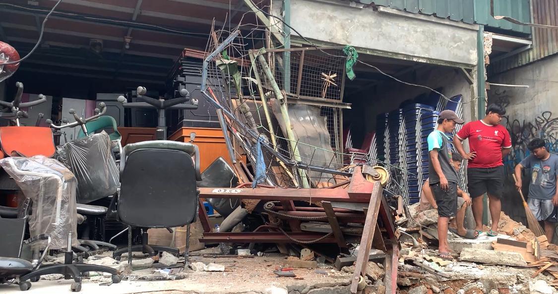 Puing-puing-bangunan-dan-material-lain-tampak-berserakan-Sabtu-692025.jpg