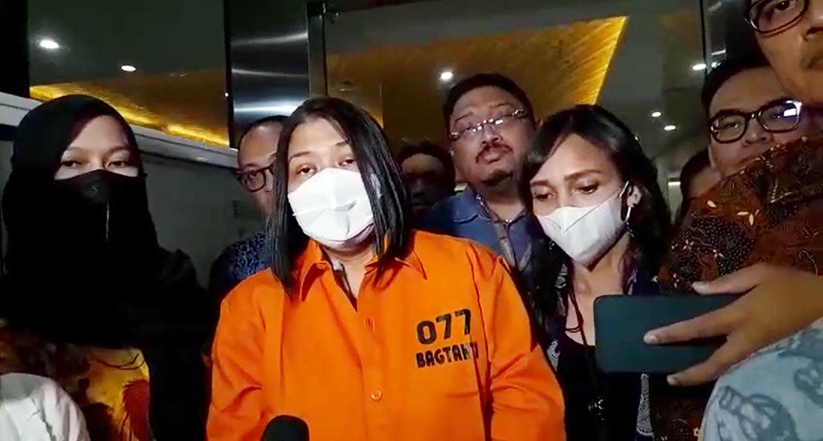Putri-Candrawathi-kenakan-baju-tahanan.jpg