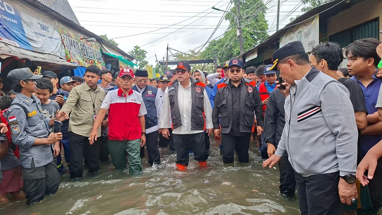 Rano-Karno-alias-Bang-Doel-mengunjungi-warga-terdampak-banjir-di-Masjid-Jami-Al-Fudhola.jpg
