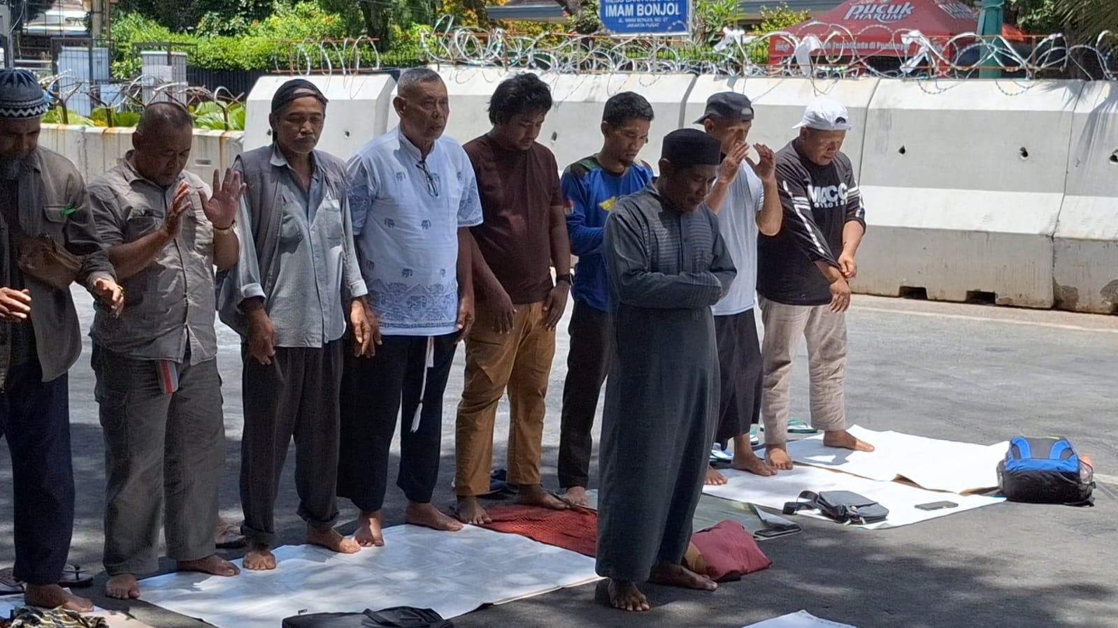 Ratusan-relawan-Anies-Baswedan-yang-menamai-dirinya-sebagai-Aliansi-Peduli-Bangsa.jpg