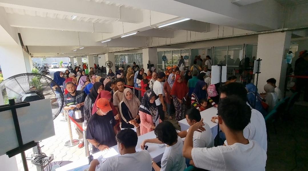Ratusan-warga-Johar-Baru-Jakarta-Pusat-sedang-mengantre-tebus-murah-sembako.jpg