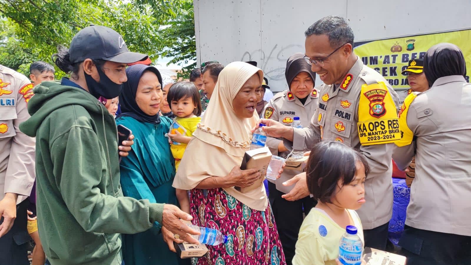 Ratusan Warga Cakung Berjibaku Untuk Makan Siang Gratis yang Digelar Polres Jaktim