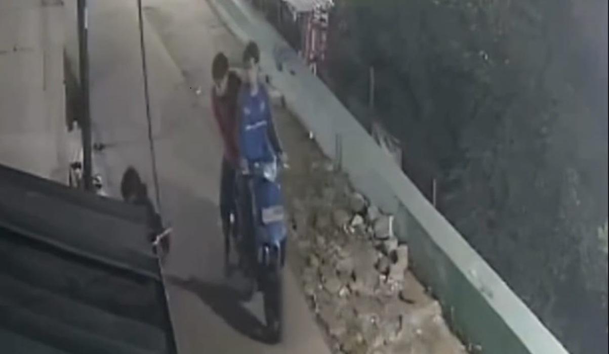 Rekaman-CCTV-kawanan-remaja-mencuri-dua-ekor-ayam.jpg