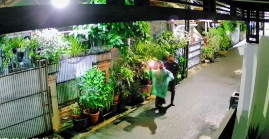 wartakota/Rekaman-cctv-bom-molotov-di-rumah-DJ-Donny.jpg