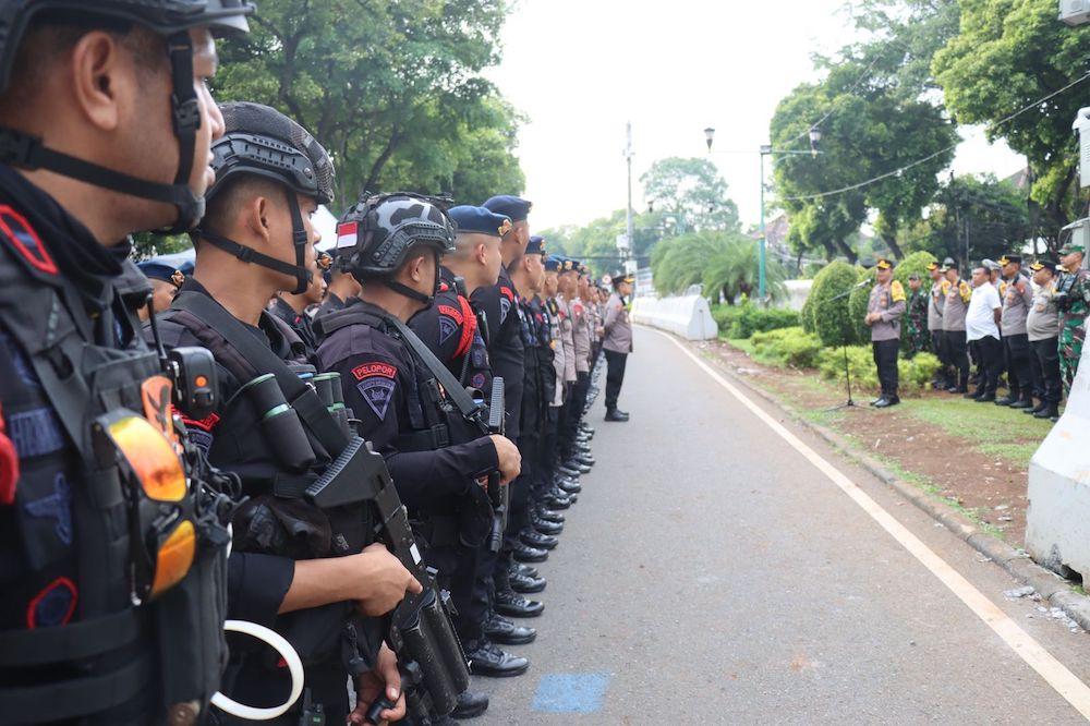 Ribuan-personel-gabungan-amankan-gedung-KPU67.jpg