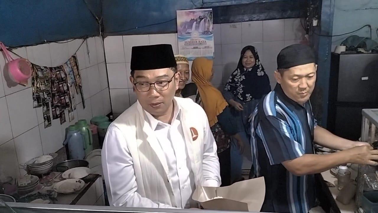 Ridwan Kamil Bungkusin Nasi untuk Layani Warga, Singgung Program Makan Gratis Prabowo Subianto