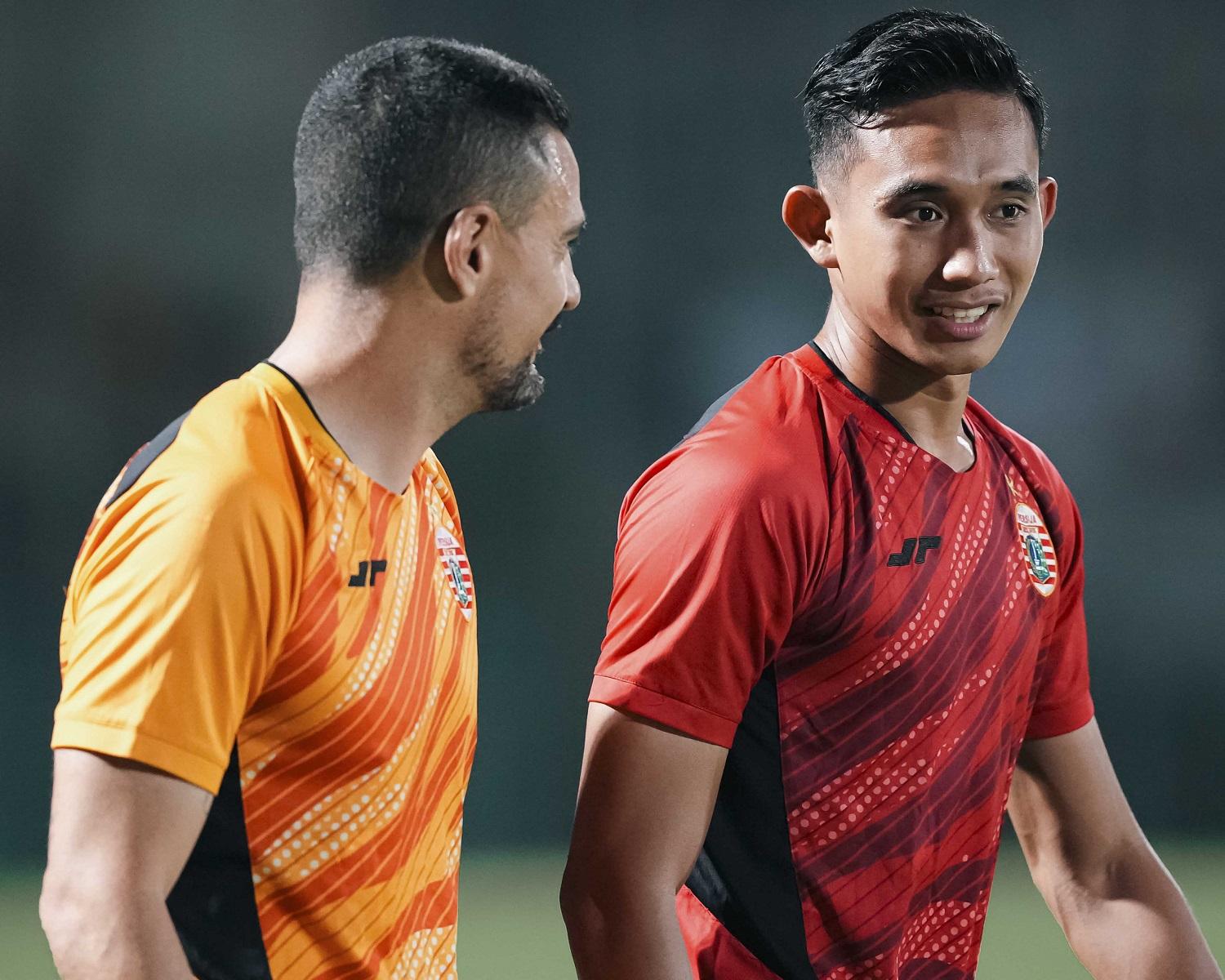 wartakota/Rizky-Ridho-kanan-bersama-Carlos-Pena-kiri-di-sesi-latihan-bersama-Persija-Jakarta.jpg