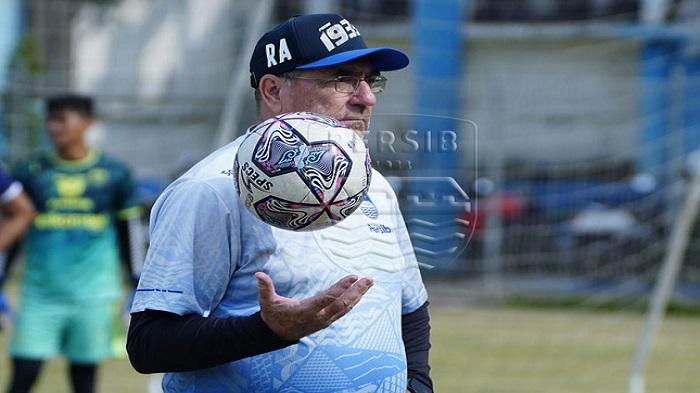 Jelang Menghadapi Borneo FC, Robert Rene Alberts Yakin Performa Persib Bandung akan Terus Membaik