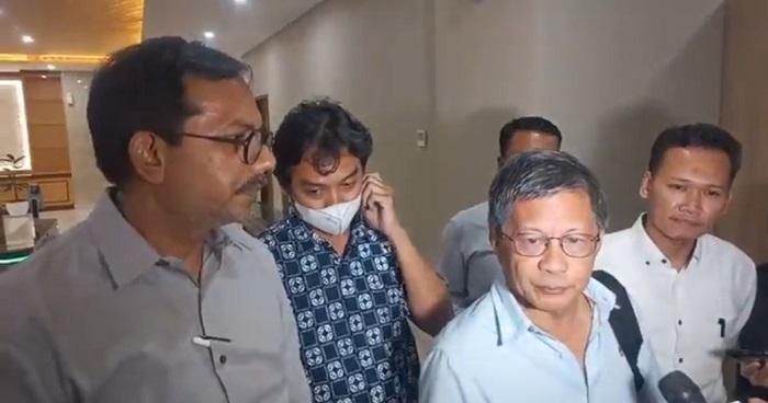 Keluar dari Bareskrim, Rocky Gerung Langsung Disambut Tulisan: Tangkap Hidup atau Mati