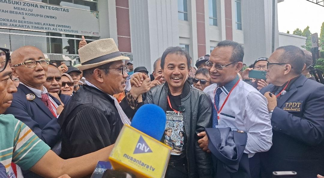 Tebar Senyuman, Roy Suryo Hadiri Sidang dr Tifa di PN Jaktim: Yakin Menang - Wartakotalive.com