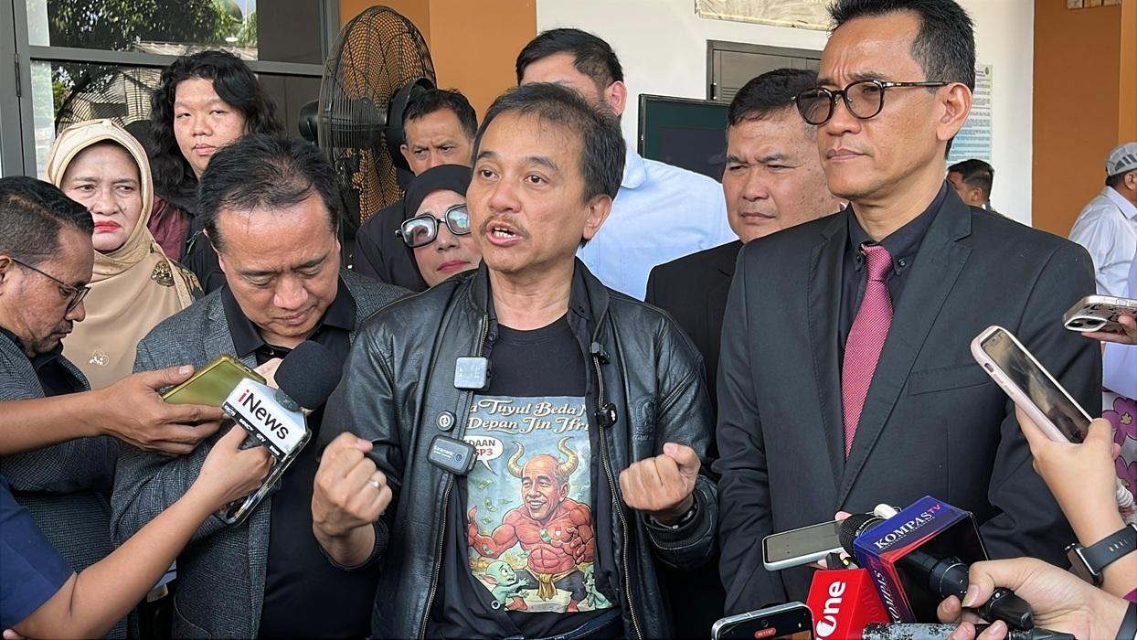 Usai Sidang Praperadilan, Roy Suryo Pamer Kaus Bergambar Tokoh Mirip Jokowi Bertanduk - Wartakotalive.com