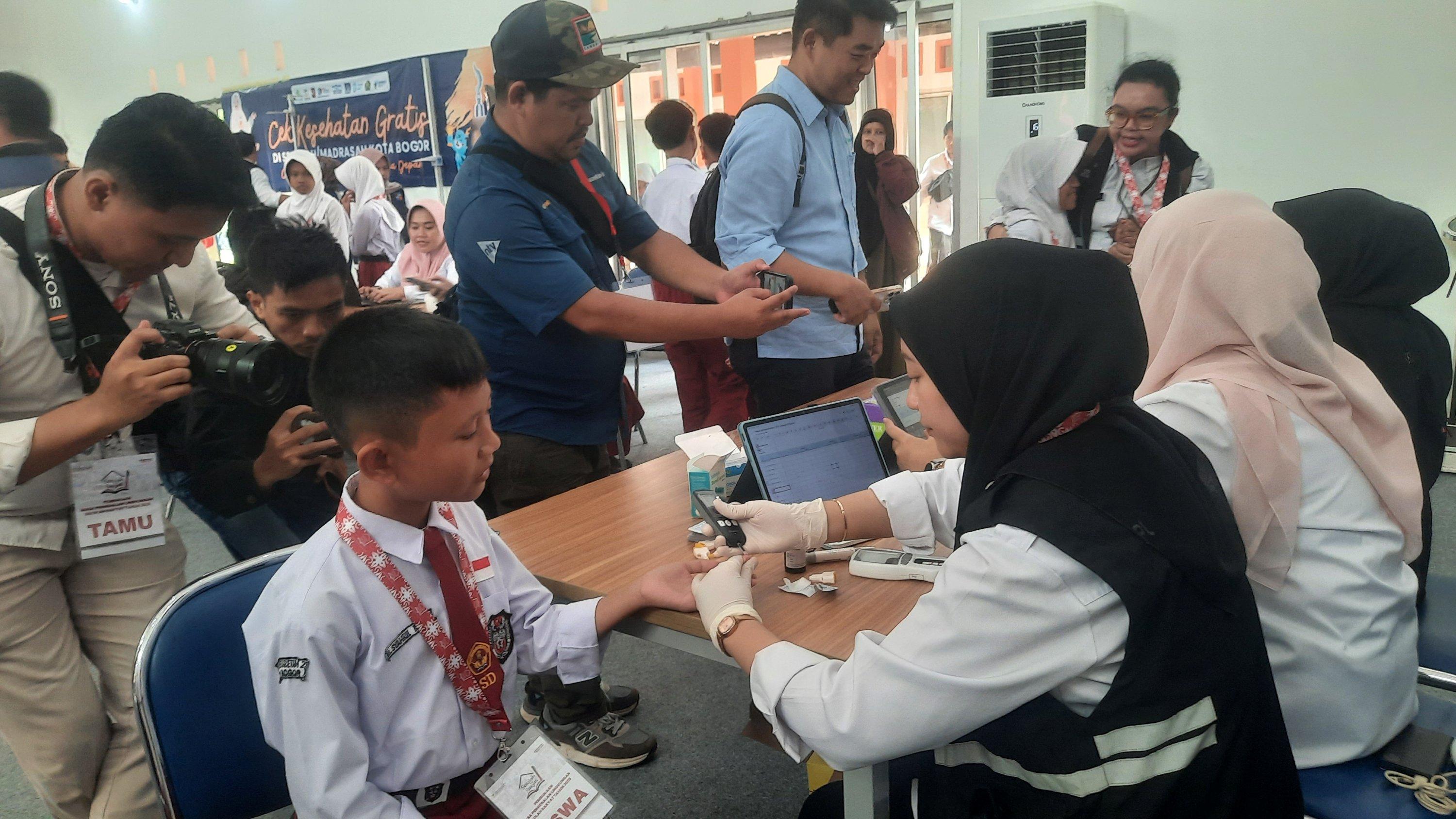 Siswa SMP Sekolah Rakyat Diperiksa Kesehatannya, Menkes Kaget Ada yang Hipertensi