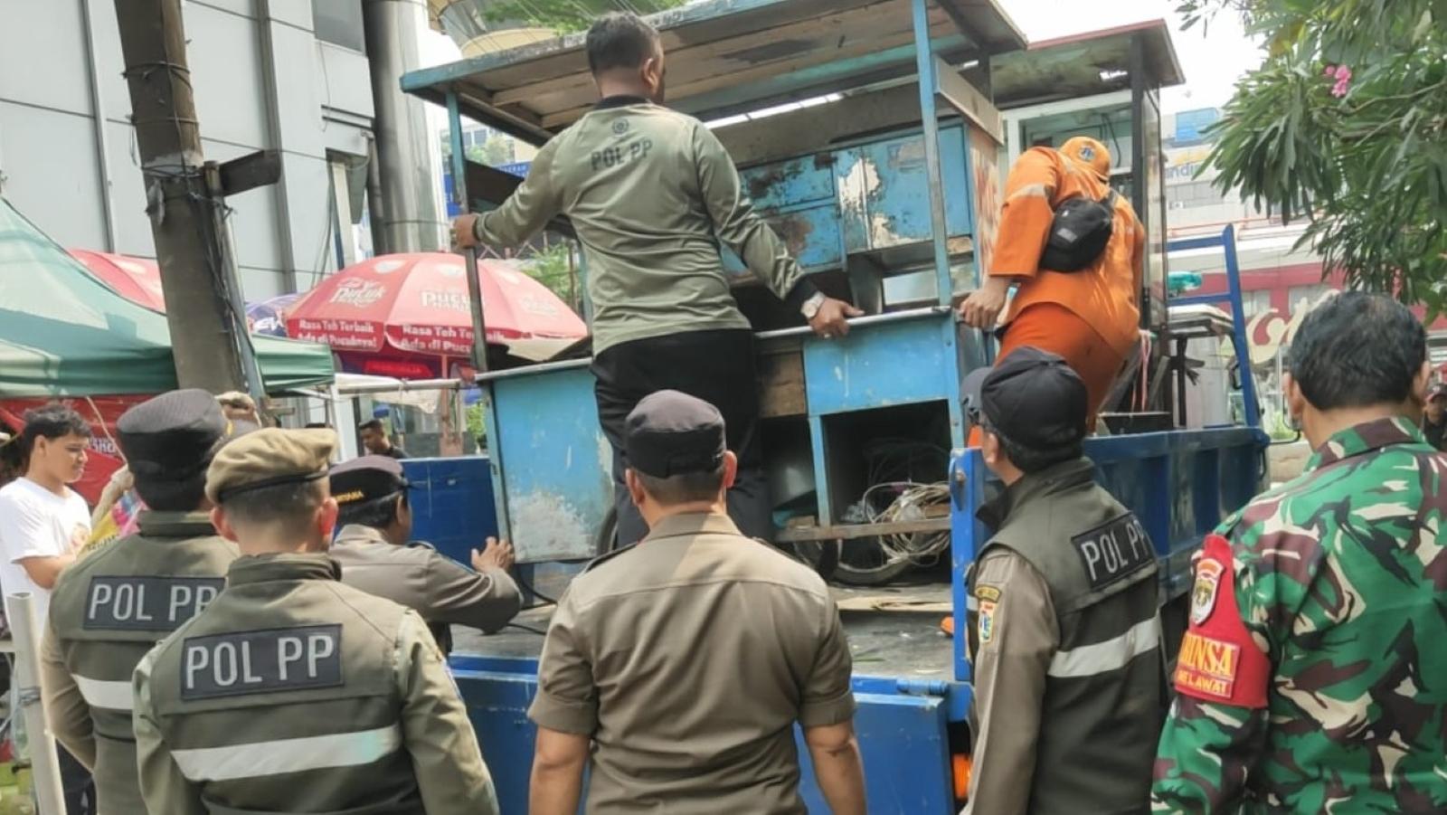 Satuan-Polisi-Pamong-Praja-Satpol-PP-melakukan-penertiban-pedagang-di-Jalan-Melawai-III-Blok-M.jpg