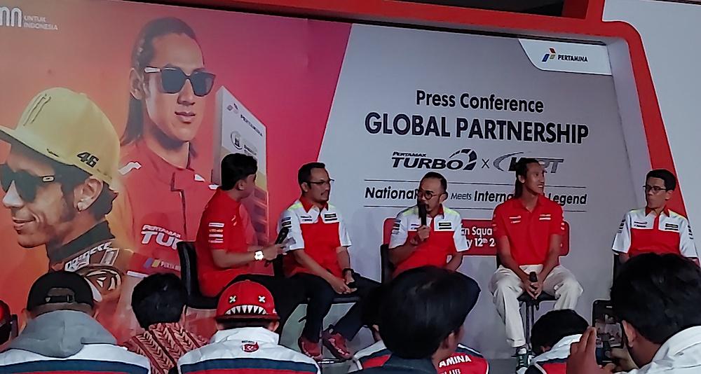 Sean-Gelael-dan-Valentino-Rossi-brand-ambassador.jpg
